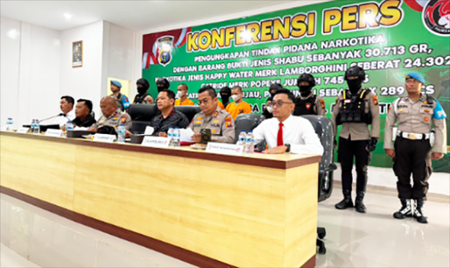 Pengungkapan kasus penyelundupan 30 kilogram narkoba dari Malaysia, Kamis (9/10/2025)/Foto: Humas Polda Riau